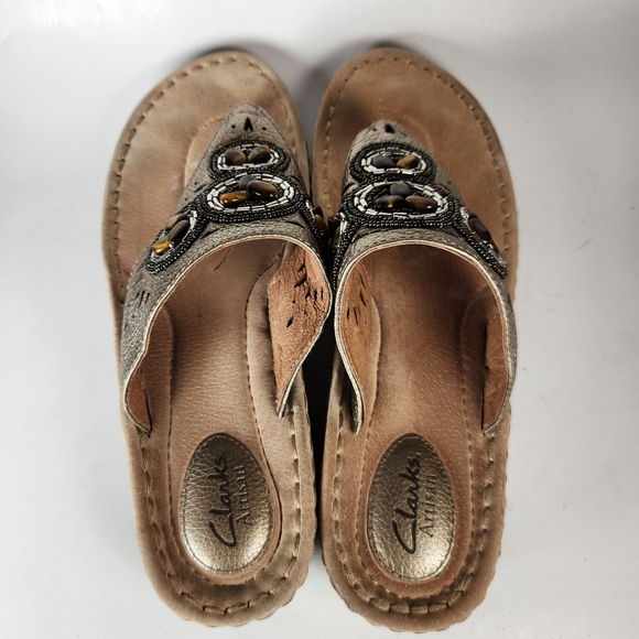 CLARKS Artisan Womens Sandal 10 Beige Leather Beaded Metallic Wedge Slip On Shoe - Picture 11 of 13